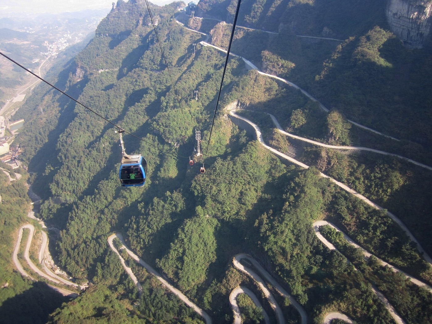 Gondolas of the Tianmen Mountain cableway above the switchbacks of Tongtian Avenue